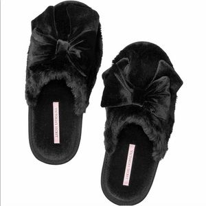 🌟BNWT- Victoria’s Secret Black Furry Slippers